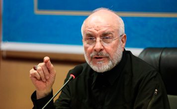Irán: Estamos preparados para enfrentar guerra híbrida con Estados Unidos Mohammad Baqer Qalibaf interviene ante un micrófono durante una reunión en Irán.