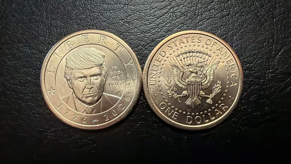 Moneda de un dólar con el rostro de Donald Trump en el anverso.