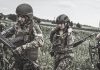 Rusia: Comisión Europea presiona a Ucrania para reclutar mujeres y enviarlas a la guerra Mujeres militares ucranianas participan en un ejercicio de entrenamiento con armas.