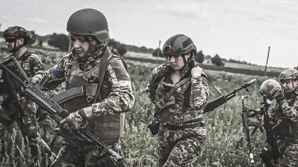 Mujeres militares ucranianas participan en un ejercicio de entrenamiento con armas.
