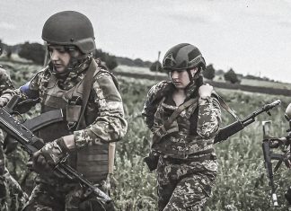 Rusia: Comisión Europea presiona a Ucrania para reclutar mujeres y enviarlas a la guerra Mujeres militares ucranianas participan en un ejercicio de entrenamiento con armas.