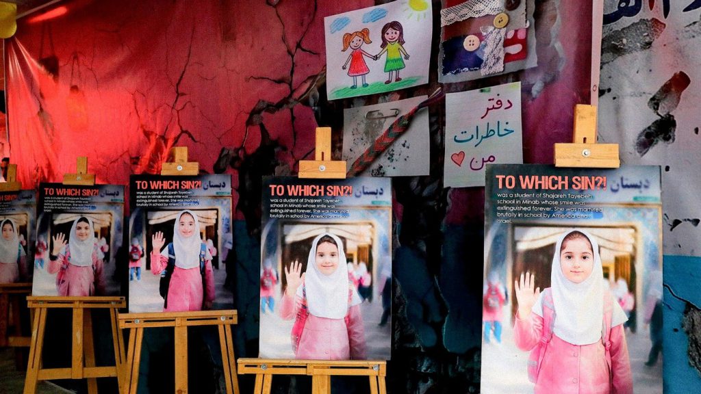 Recorrido fotográfico en homenaje a las decenas de víctimas de la agresión de Estados Unidos contra la escuela de Minab, en Irán.