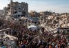 Israel planea expulsar de Gaza a 1,86 millones de palestinos Palestinos entre edificios destruidos y escombros en Gaza