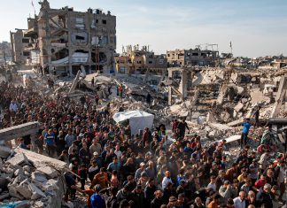 Israel planea expulsar de Gaza a 1,86 millones de palestinos Palestinos entre edificios destruidos y escombros en Gaza