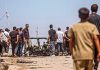 Fuerzas palestinas frustran infiltración israelí en Gaza Palestinos observan los daños de un ataque israelí en Gaza.