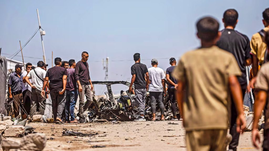 Palestinos observan los daños de un ataque israelí en Gaza.