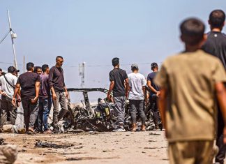 Fuerzas palestinas frustran infiltración israelí en Gaza Palestinos observan los daños de un ataque israelí en Gaza.