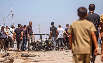 Fuerzas palestinas frustran infiltración israelí en Gaza Palestinos observan los daños de un ataque israelí en Gaza.