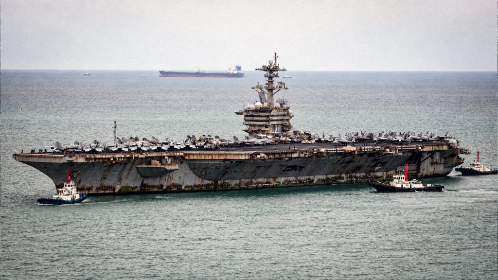 Portaaviones USS Abraham Lincoln de Estados Unidos llega a Tailandia con el casco oxidado.
