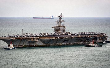 Un gigante viejo y oxidado: Así luce el USS Abraham Lincoln tras huir de Medio Oriente Portaaviones USS Abraham Lincoln de Estados Unidos llega a Tailandia con el casco oxidado.