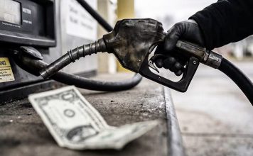 Irán a EEUU: Ustedes fueron quienes iniciaron esta guerra Manguera de gasolina junto a un billete de dólar que representa el costo del combustible.