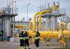 Gas europeo supera los 950 dólares y agrava la presión energética en Europa Trabajadores supervisan una instalación de gas con tuberías amarillas en Europa.