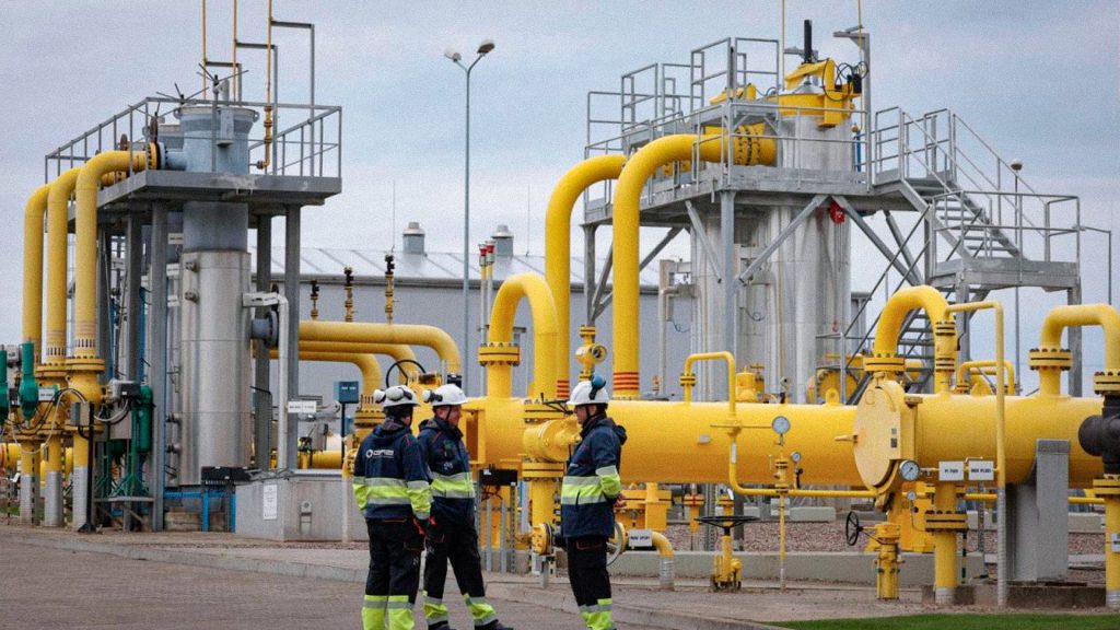 Trabajadores supervisan una instalación de gas con tuberías amarillas en Europa.