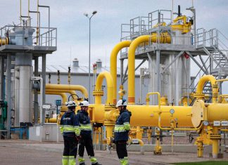 Gas europeo supera los 950 dólares y agrava la presión energética en Europa Trabajadores supervisan una instalación de gas con tuberías amarillas en Europa.