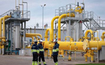 Gas europeo supera los 950 dólares y agrava la presión energética en Europa Trabajadores supervisan una instalación de gas con tuberías amarillas en Europa.