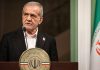 Irán defiende su soberanía y la estabilidad regional Presidente de Irán durante una intervención pública junto a la bandera iraní.
