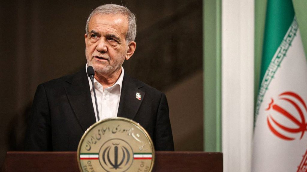 Presidente de Irán durante una intervención pública junto a la bandera iraní.