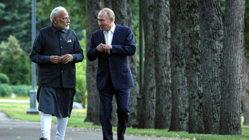 Vladímir Putin y Narendra Modi conversan durante un encuentro entre Rusia e India.