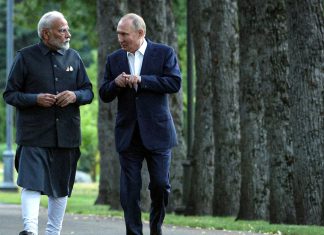 Vladímir Putin y Narendra Modi fortalecerán la cooperación entre Rusia e India Vladímir Putin y Narendra Modi conversan durante un encuentro entre Rusia e India.