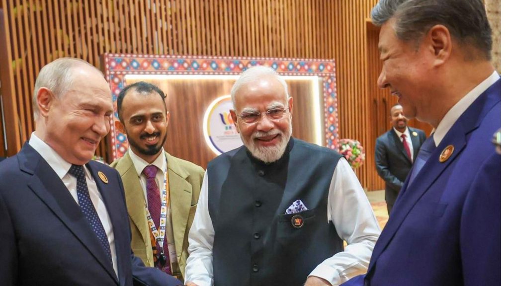El presidente de Rusia, Vladímir Putin, junto a sus homólogos Narendra Modi y Xi Jinping en la XVIII cumbre de los BRICS, Nueva Delhi, la India.