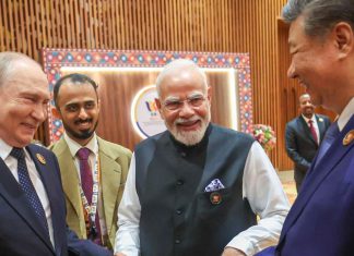 Xi Jinping llama a los BRICS a reformar el orden global El presidente de Rusia, Vladímir Putin, junto a sus homólogos Narendra Modi y Xi Jinping en la XVIII cumbre de los BRICS, Nueva Delhi, la India.