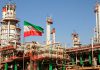 Bloqueo de Estados Unidos no frena exportaciones de petróleo de Irán Refinería de petróleo de Abadán con la bandera de Irán