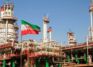 Bloqueo de Estados Unidos no frena exportaciones de petróleo de Irán Refinería de petróleo de Abadán con la bandera de Irán
