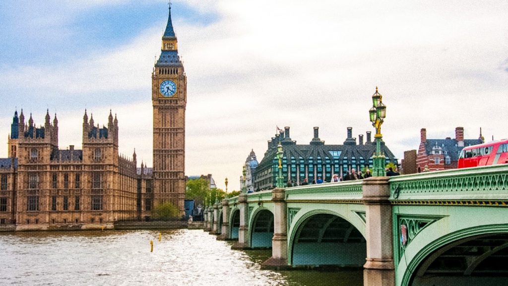 Palacio de Westminster y Big Ben junto al puente sobre el río Támesis en Londres.