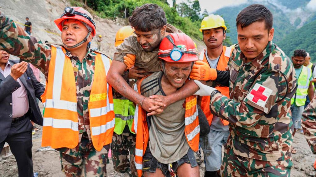 Rescatistas trasladan a un trabajador rescatado tras permanecer nueve días atrapado en un túnel en Nepal