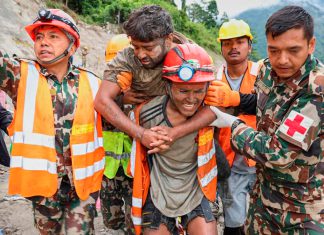 Nepal rescata con vida a dos trabajadores atrapados durante nueve días Rescatistas trasladan a un trabajador rescatado tras permanecer nueve días atrapado en un túnel en Nepal