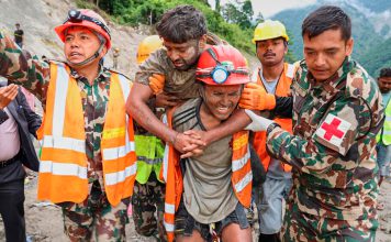 Nepal rescata con vida a dos trabajadores atrapados durante nueve días Rescatistas trasladan a un trabajador rescatado tras permanecer nueve días atrapado en un túnel en Nepal