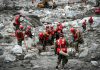 China envía más de 2 mil rescatistas a la frontera con Nepal Rescatistas chinos realizan labores de búsqueda tras la riada en el puerto de Gyirong, en la frontera con Nepal.