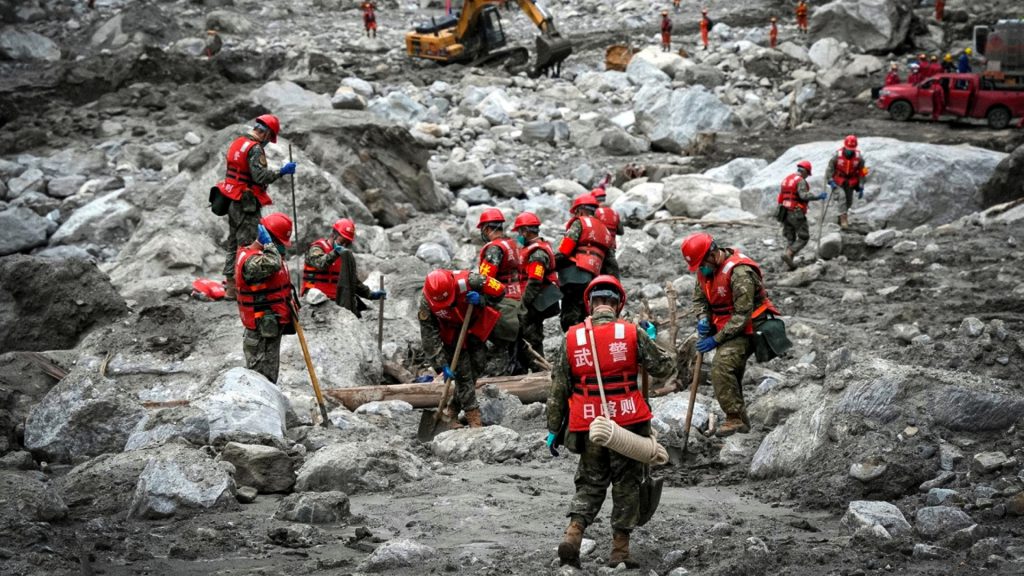 Rescatistas chinos realizan labores de búsqueda tras la riada en el puerto de Gyirong, en la frontera con Nepal.
