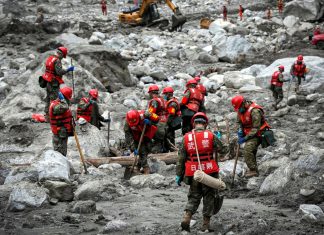 China envía más de 2 mil rescatistas a la frontera con Nepal Rescatistas chinos realizan labores de búsqueda tras la riada en el puerto de Gyirong, en la frontera con Nepal.