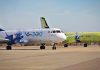 Rusia suministrará aviones de pasajeros a India Aviones regionales rusos Il-114-300 en una pista aeroportuaria.