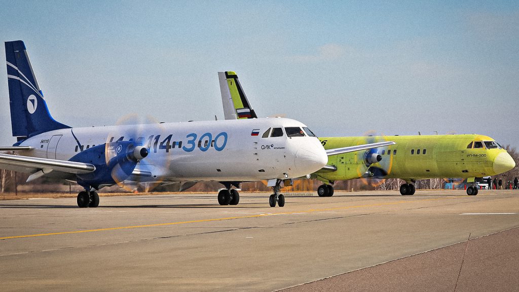 Aviones regionales rusos Il-114-300 en una pista aeroportuaria.