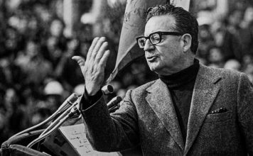 Este fue el último discurso de Salvador Allende durante el golpe de Estado en Chile Salvador Allende pronuncia un discurso ante varios micrófonos durante un acto público en Chile.