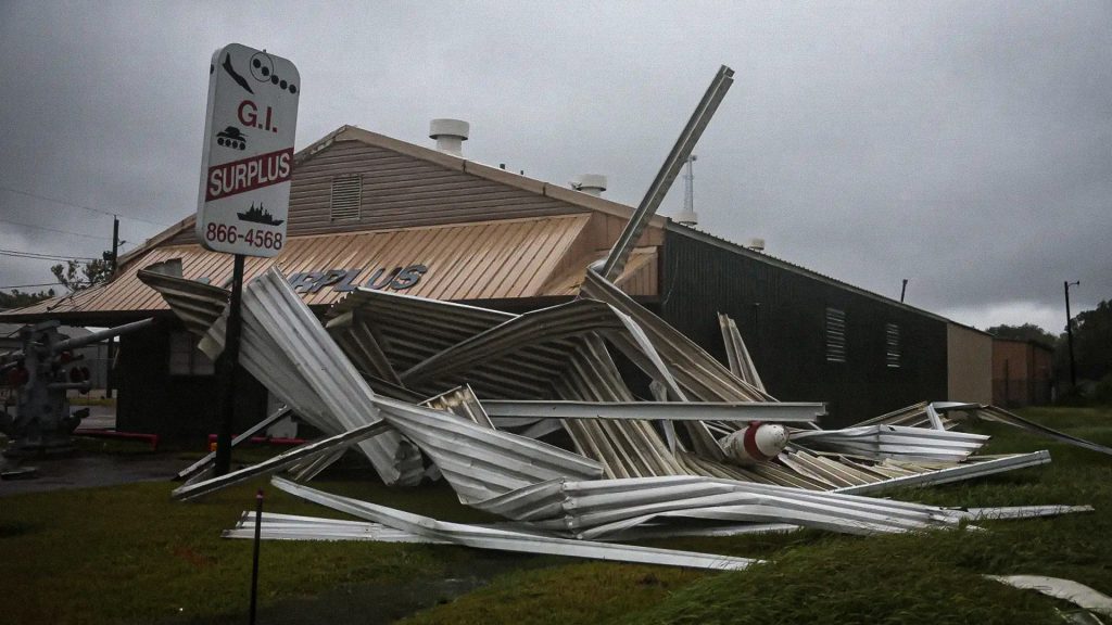 Daños causados por la tormenta tropical Edouard en una tienda de excedentes militares en Texas.