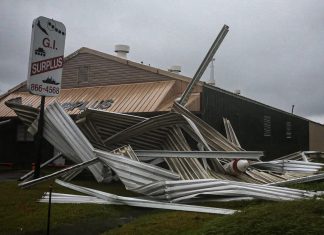 Edouard golpea Texas con fuertes lluvias y deja a miles sin electricidad Daños causados por la tormenta tropical Edouard en una tienda de excedentes militares en Texas.