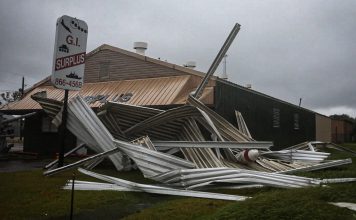 Edouard golpea Texas con fuertes lluvias y deja a miles sin electricidad Daños causados por la tormenta tropical Edouard en una tienda de excedentes militares en Texas.