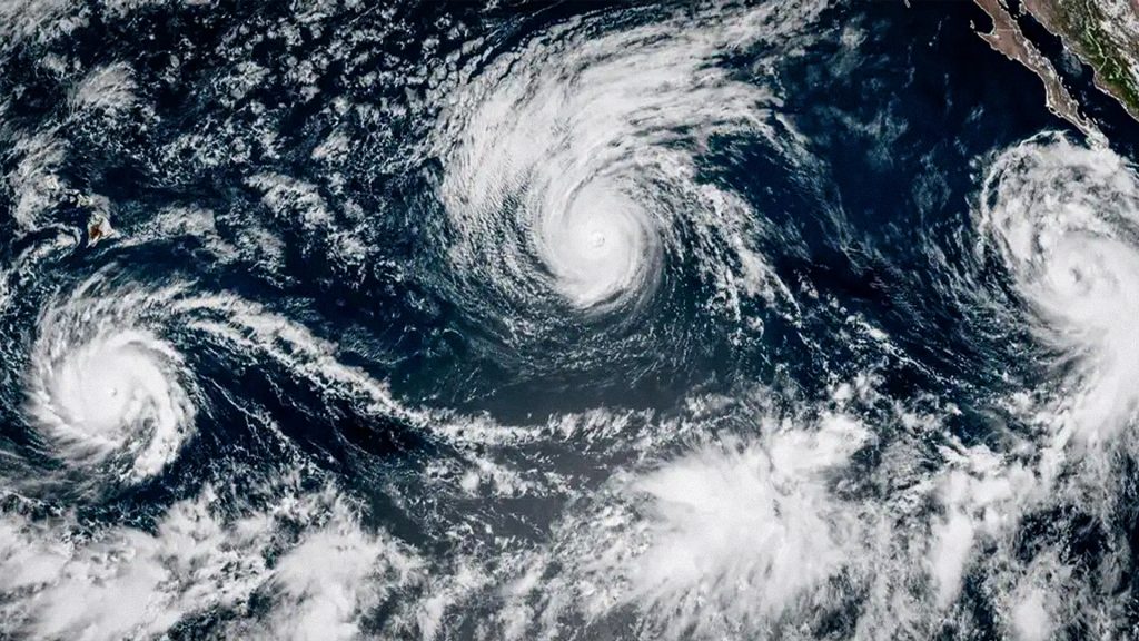 Imagen satelital de tres huracanes formados simultáneamente en el Pacífico.