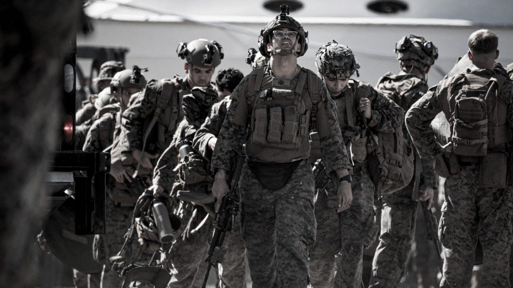 Tropas de Estados Unidos desembarcan en Puerto Rico durante una operación militar.