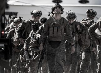 Guerra con Irán sacude al Ejército de EEUU: purgas, renuncias y arsenales bajo presión Tropas de Estados Unidos desembarcan en Puerto Rico durante una operación militar.