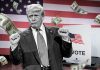 Donald Trump promete US$5.000 a votantes en plena caída de popularidad Montaje político con un mandatario estadounidense, billetes de dólares y urnas electorales.