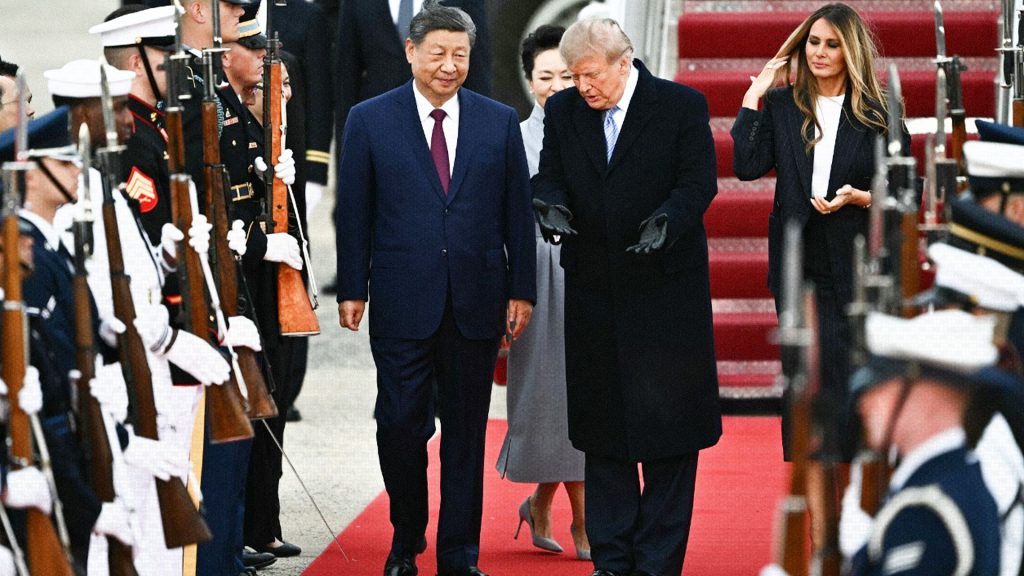Donald Trump recibe a Xi Jinping en la Base Conjunta Andrews durante su visita de Estado a Estados Unidos.
