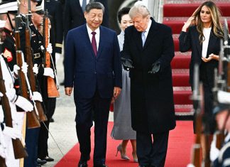 Trump presiona contra China, pero se acerca a Xi Donald Trump recibe a Xi Jinping en la Base Conjunta Andrews durante su visita de Estado a Estados Unidos.