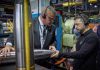 Ucrania busca 1.000 misiles Patriot y Europa acelera nuevos envíos Funcionario ucraniano observa material militar dentro de una planta de producción.