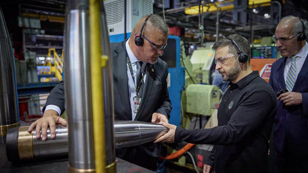 Funcionario ucraniano observa material militar dentro de una planta de producción.