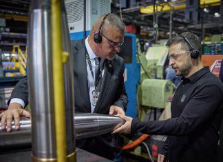 Ucrania busca 1.000 misiles Patriot y Europa acelera nuevos envíos Funcionario ucraniano observa material militar dentro de una planta de producción.