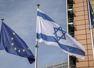 Israel enfrenta sanciones, pero mantiene comercio con Europa Banderas de la Unión Europea e Israel ondean frente a un edificio institucional.
